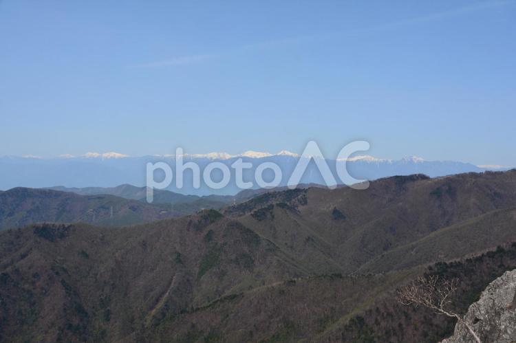 乾徳山から見る春の南アルプス 乾徳山,南アルプス,白峰三山の写真素材