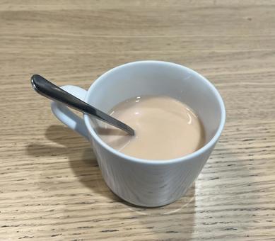 カフェオレと木目テーブル カフェオレと木目テーブル カフェオレ,白いカップ,飲み物の写真素材