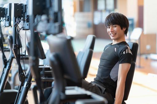 スポーツジムでトレーニングをする若い男性 スポーツジム,フィットネス,ダイエットの写真素材