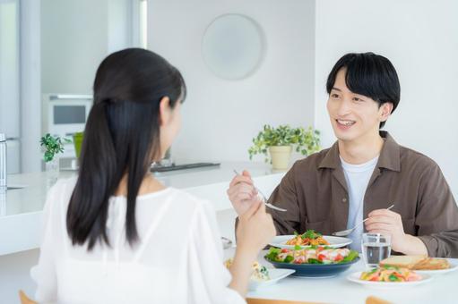 ダイニングで食事をする若い夫婦 ダイニングで食事をする若い夫婦 食事,夫婦,料理の写真素材