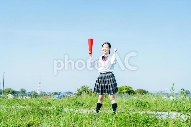 メガホンを持って応援する高校生 高校生,応援,メガホンの写真素材