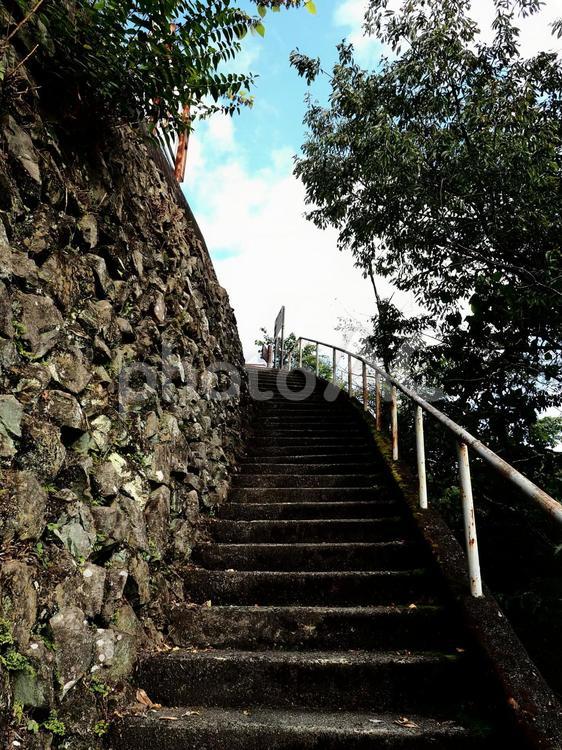 古い石階段と青空 石階段,石段,階段の写真素材