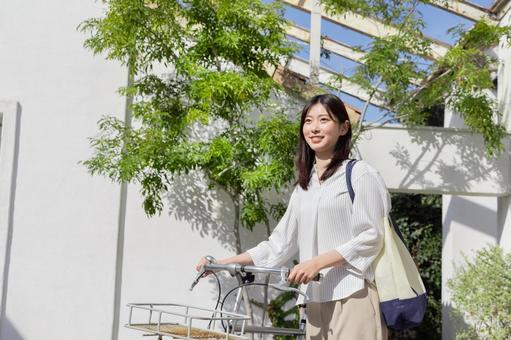 自転車で出かける女性 自転車で出かける女性 人物,女性,日本人の写真素材