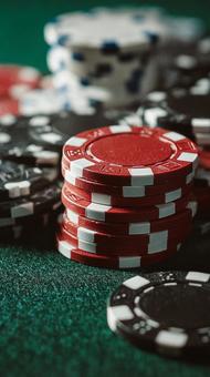 きらめくカジノチップの束の写真
