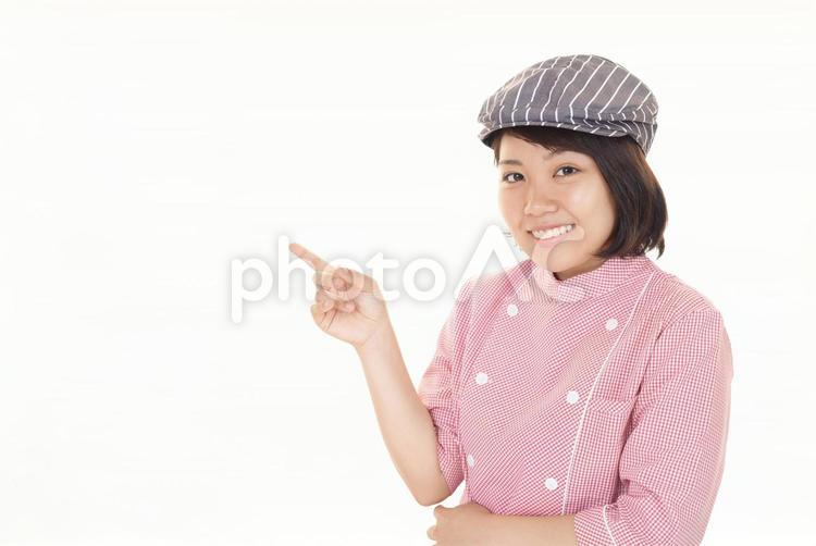 指さすウエイトレス 女性,パティシエ,ウェイトレスの写真素材