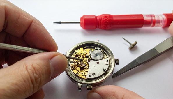 時計を修理する時計技師 時計を修理する時計技師の写真