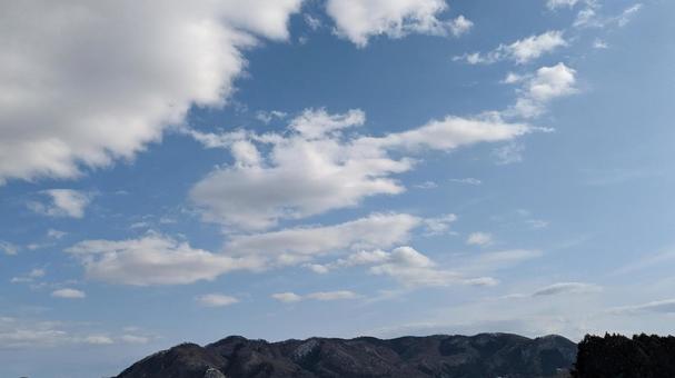 青い空と白い雲と山の風景 青い空と白い雲と山の風景の写真
