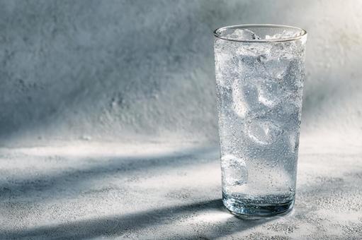 夏にぴったりの清涼感あふれる飲料水 夏にぴったりの清涼感あふれる飲料水の写真