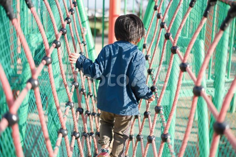 公園の遊具で遊ぶ子供（男の子・園児） 幼児,公園,日本人の写真素材