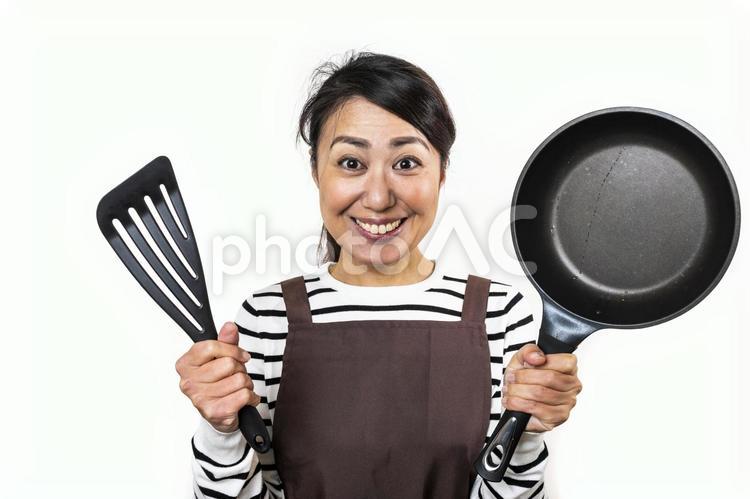 料理をする笑顔の女性 女性,人物,笑顔の写真素材