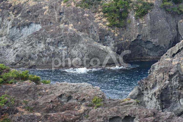岩壁に囲まれた岩場の青い湾になった海 岩壁,囲まれた,岩場の写真素材