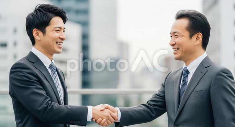 ビジネス握手：男性社員の契約と信頼 ビジネス,握手,契約の写真素材