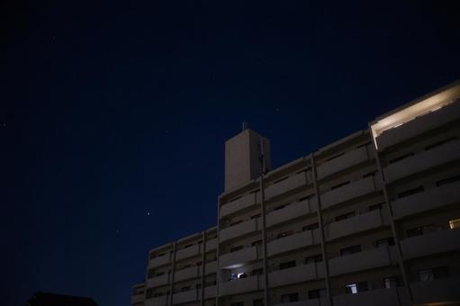 夜のマンション 夜のマンション 夕景,夕方,黄昏の写真素材