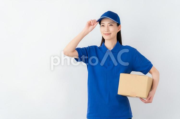 白バックの宅配便の若い女性　 宅急便,宅配,配達の写真素材