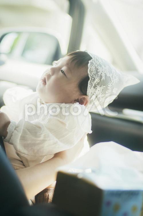 抱っこされる赤ちゃん 赤ちゃん,家族,家族写真の写真素材