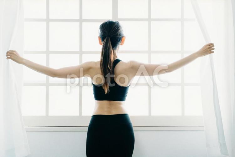 女性のボディ（後ろ姿） 日光,深呼吸,朝活の写真素材