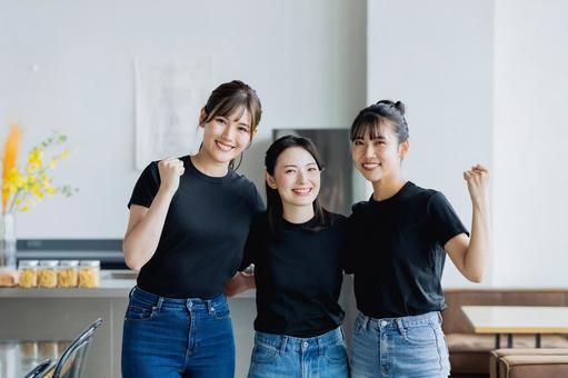 カフェで働く若い女性 カフェで働く若い女性 ガッツポーズ,アルバイト,カフェの写真素材