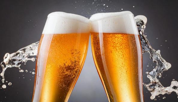乾杯して泡がこぼれる生ビール 乾杯して泡がこぼれる生ビールの写真