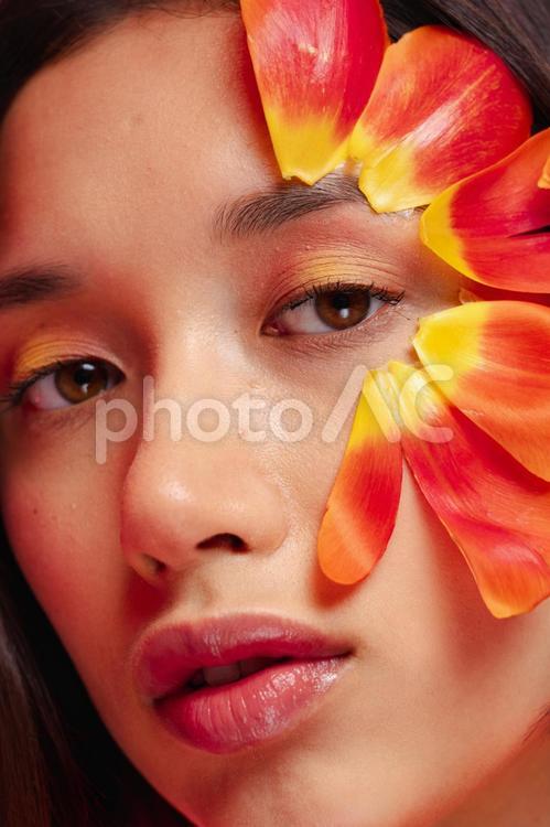目のまわりに花びらを付けた女性 女性,フラワーメイク,アップの写真素材