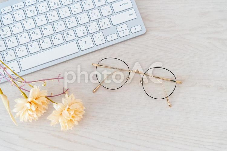キーボードとメガネと花 キーボード,pc,メガネの写真素材