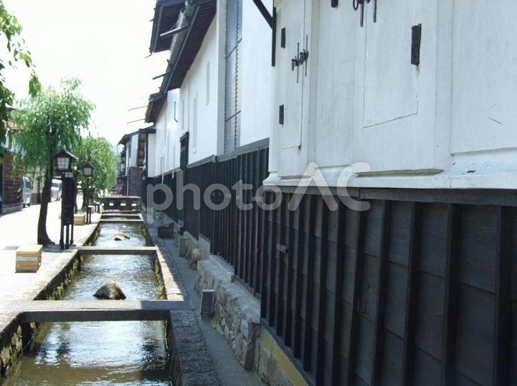 川のある白土蔵の風景 夏,川,土蔵の写真素材