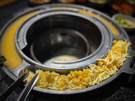 韓国料理の鉄板焼き用グリルとコーンチーズ 韓国料理の鉄板焼き用グリルとコーンチーズの写真