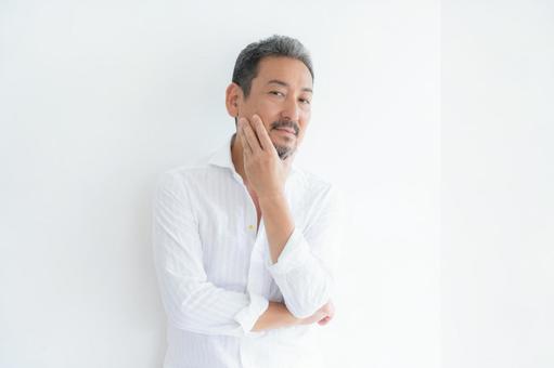 リビングでスキンケアをするミドルの男性 リビングでスキンケアをするミドルの男性 ビューティー,スキンケア,男性の写真素材