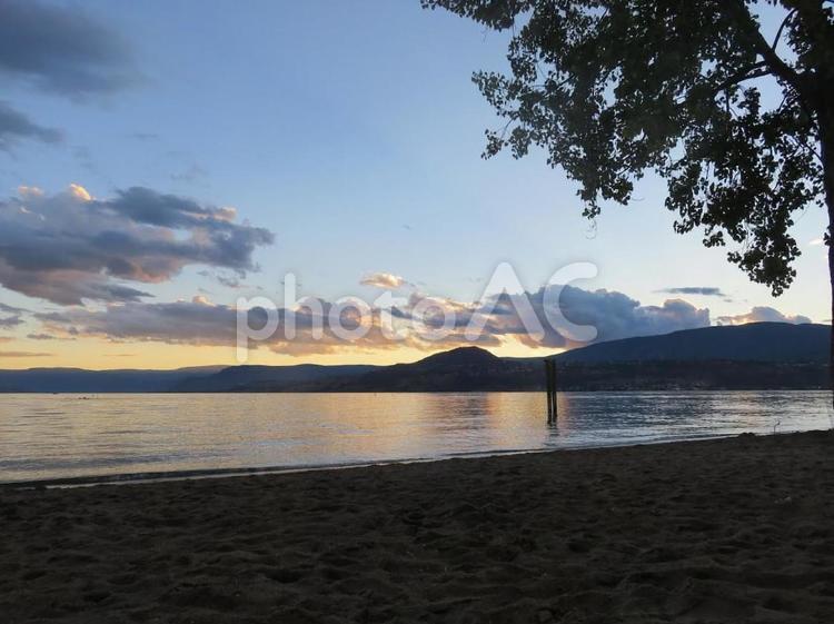 カナダ・ケロウナのビーチと夕日 湖,夕日,サンセットの写真素材