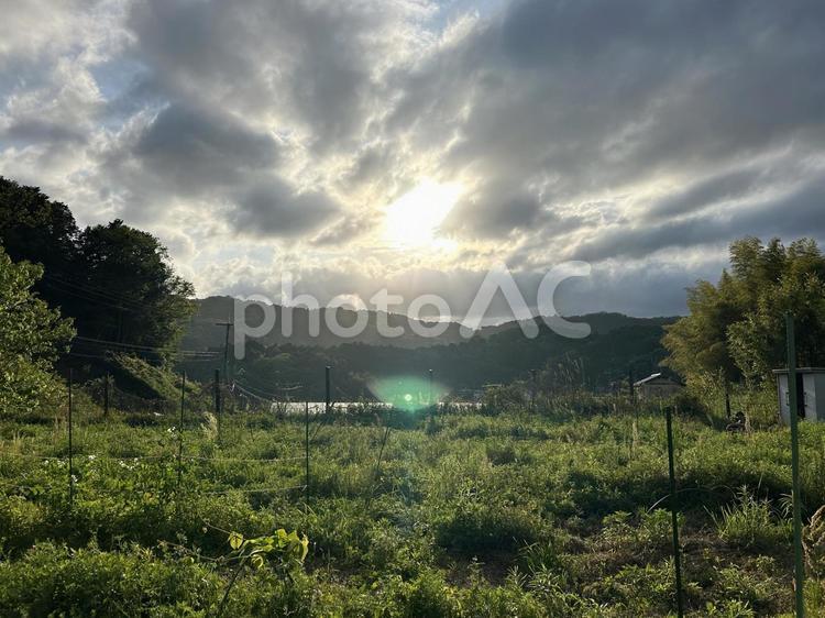 夕暮れ　光 風景,夕暮れ,山の写真素材
