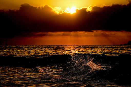 <素材>秋の海に沈む夕日と海の波しぶき <素材>秋の海に沈む夕日と海の波しぶき 海,サンセット,波の写真素材