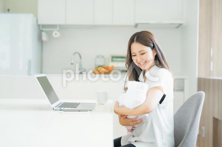 出産後に仕事する女性 赤ちゃん,リモートワーク,育児の写真素材