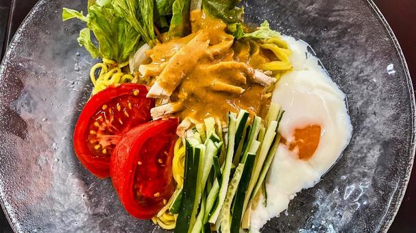 野菜がたくさん乗った冷麺 野菜がたくさん乗った冷麺 野菜,たくさん,食べ物の写真素材