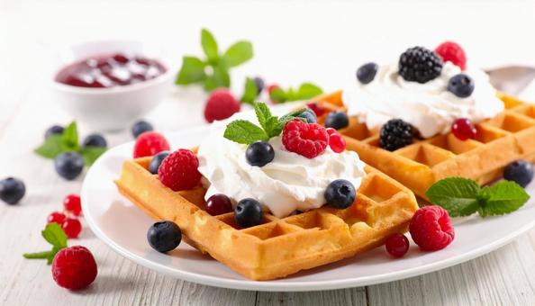 生クリームとベリーがのったワッフル 生クリームとベリーがのったワッフルの写真