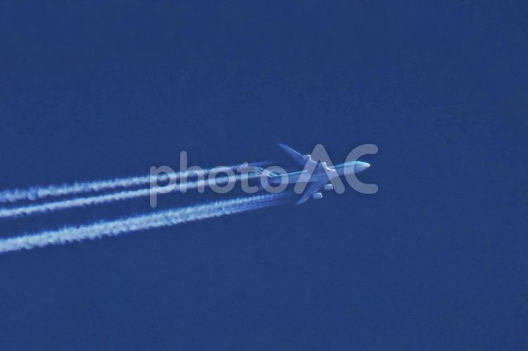 四万フィートの旅客機1 旅客機,飛行機雲,空の写真素材