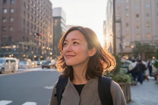 街中の日本人女性 街中の日本人女性の写真