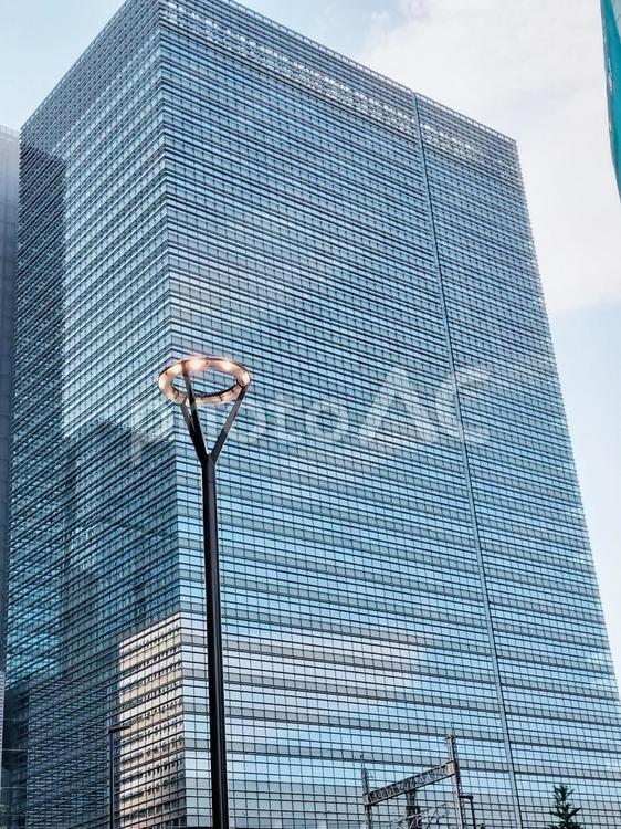大きなビルディングと街灯 ビル,ビジネス,都会の写真素材