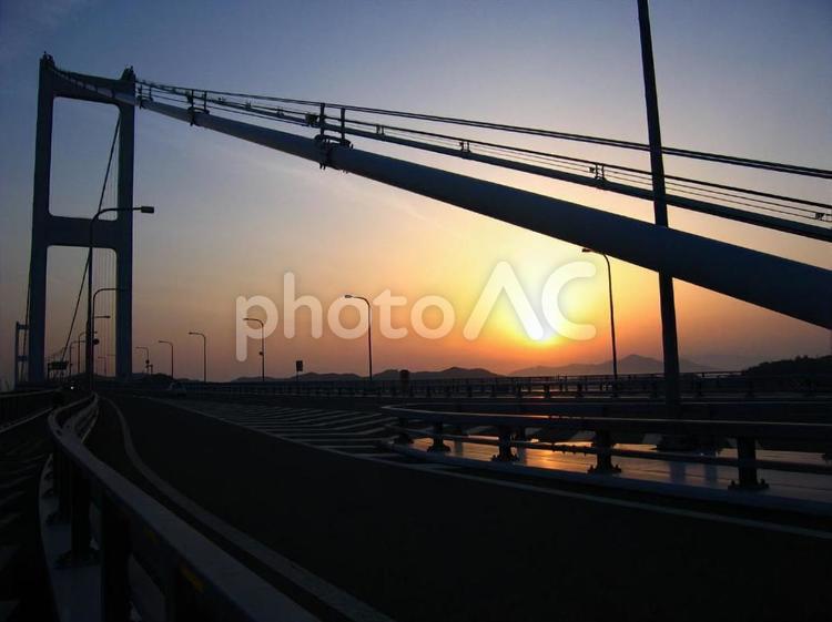 来島海峡大橋からの夕日-02 しまなみ海道,来島海峡,今治市馬島の写真素材