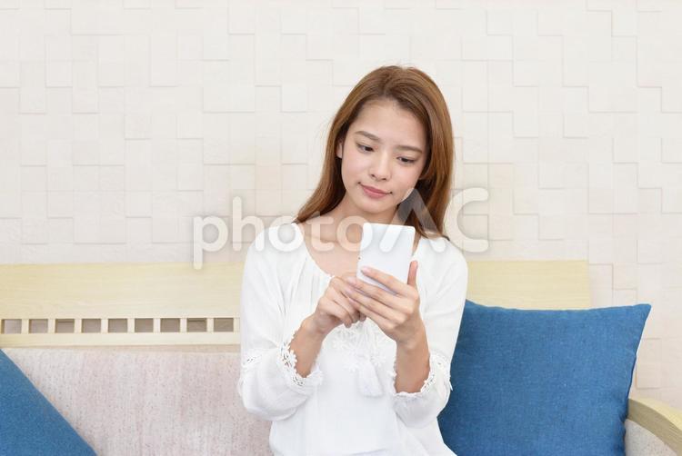 スマートフォンを操作する女性 女性,スマホ,スマートフォンの写真素材
