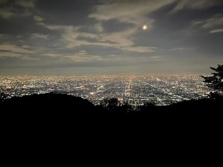 夜景と月明かりの街並み 夜景と月明かりの街並みの写真