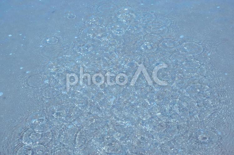 透明度の高い海の波紋 波紋,海,水のきらめきの写真素材