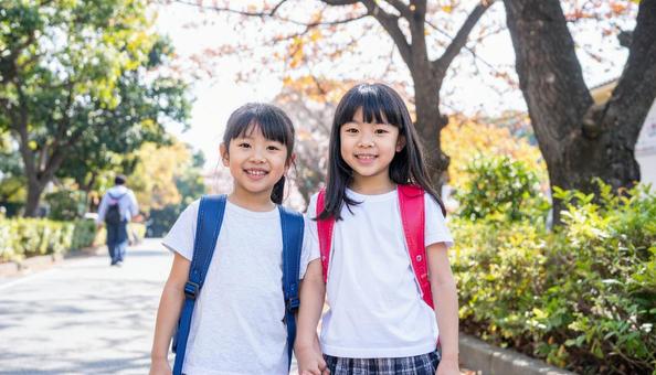 ランドセルで通学する 日本人の小学生 ランドセルで通学する 日本人の小学生の写真