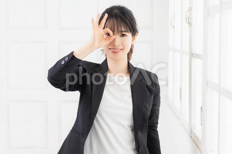 OKのジェスチャーをする若い女性 女性,ok,背景の写真素材