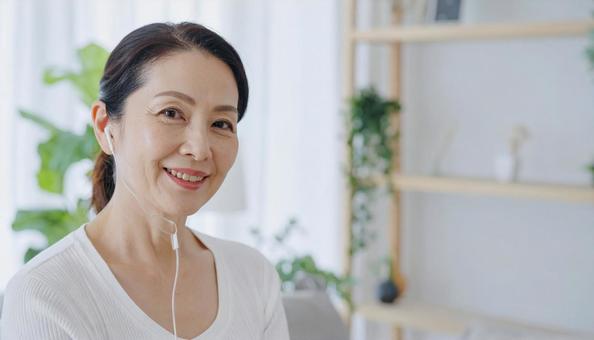 カメラ目線で会話する女性 カメラ目線で会話する女性の写真