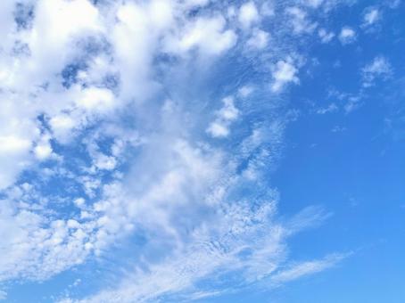 雲が浮かぶ青空 雲が浮かぶ青空の写真