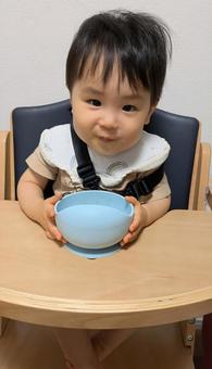 器を持って微笑む男の子 男の子,1歳,幼児の写真素材