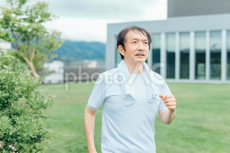トレーニングする中高年男性（ウォーキング・半袖） ウォーキング,有酸素運動,歩くの写真素材