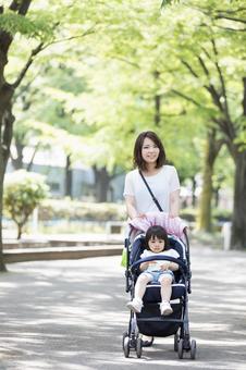母親 育児 母親 育児 の写真