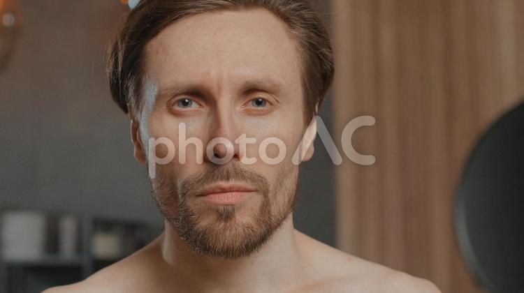 カメラ目線で見つめる男性 男性,人物,カメラ目線の写真素材
