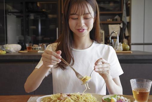 美味しそうなパスタを食べる女性 美味しそうなパスタを食べる女性 パスタ,スパゲッティ,イタリアンの写真素材