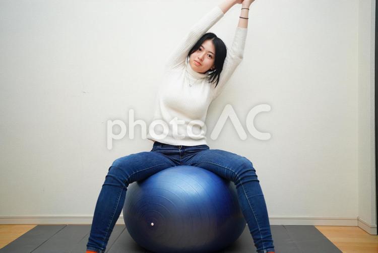 健康的なイメージ/ヨガをする女性 20代,屋内,女性の写真素材